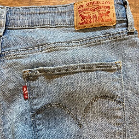 Levi’s Classic Mid Rise Skinny Jeans Size 32 Metallic Sides Light Wash - Picture 4 of 8